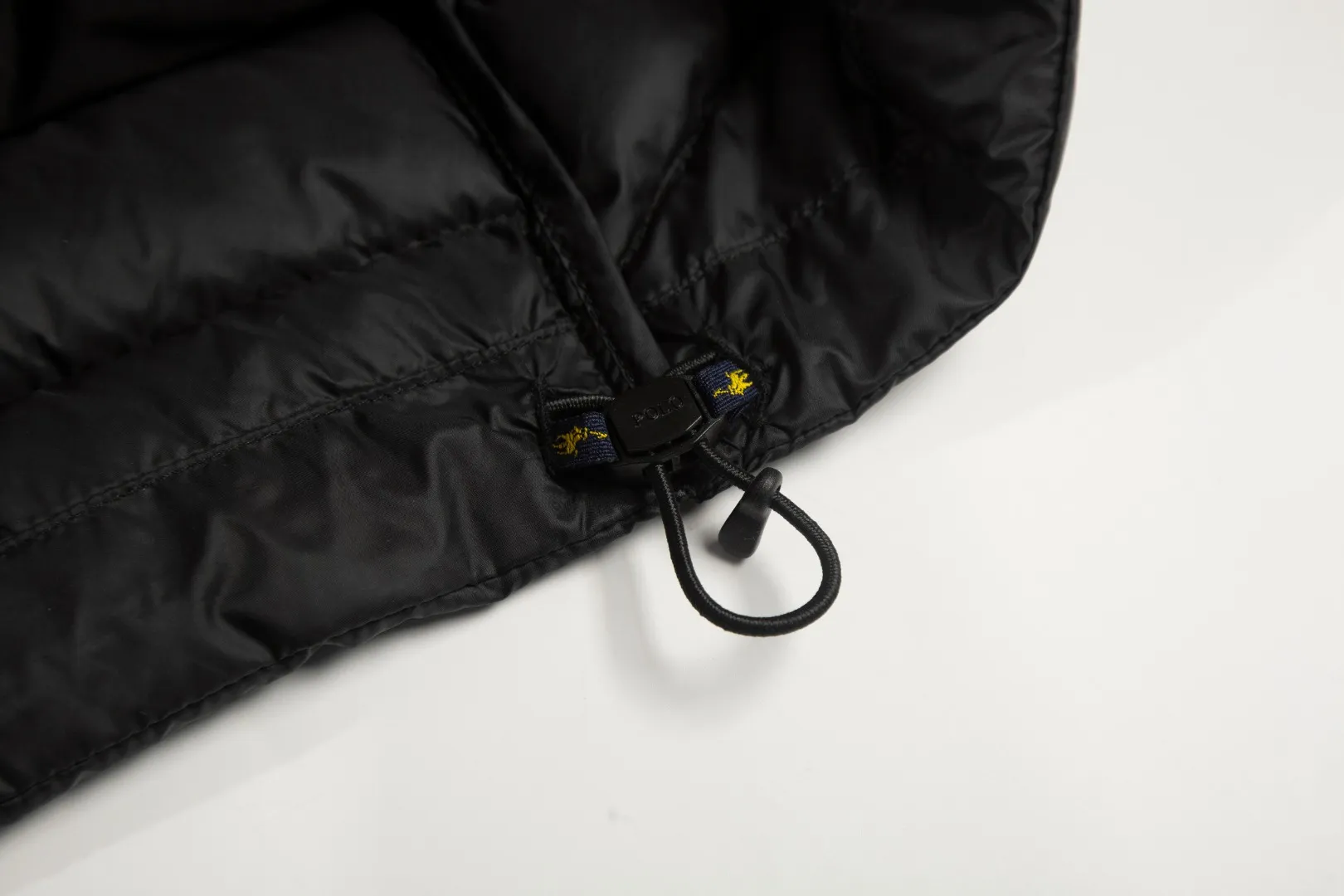 P560 White background picture [Popular in winter] Style number: 25115# Color: black/navy/grey apricot Size: S-XL - Ralph Lauren/Ralph Lauren 2025FW Winter popular half-covered high-collar hooded lightweight gall-free rib down jacket - the same as the original 400T gall-free nylon on the face Elastic hemming restraint Lightweight technological warmth - corn tooth high-quality resin zippers Large and small partition zippers Single version, single opening - ingenious restoration, full set of customized hardware and accessories, all details processed 100% - RL Ralph Lauren classic light rib down jacket. With the blessing of 25 years of rib fire, it firmly sits in the C position of this autumn and winter wardrobe. It has a light and fluffy touch. There is almost no burden on the upper body. One piece for winter in the south. It can be used as an inner layer in the north. The hood/hem can be flexibly adjusted for tightness. It can be worn for daily commuting or light outdoor scenes while keeping warm. It can also present a smart and lightweight style and texture. Regular fit. Genderless upper body. Highly recommended.